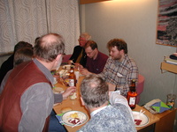 God mat serveres i pausen. John Solum stikker hodet frem, ellers Walther Andreassen, Bjørn Bruun og Skjalg Solum 
