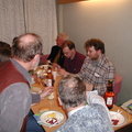 God mat serveres i pausen. John Solum stikker hodet frem, ellers Walther Andreassen, Bjørn Bruun og Skjalg Solum 
