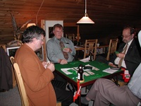 Det er dyp konsentrasjon under spillingen. Fra venstre Arvid Bræck, en konsentrert spillefører Harald Voktor og John Solum.