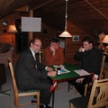Fra spillelokalet og en glad gjeng som er ferdig med runden. Fra venstre John Solum, Arvid Bræck og Skjalg Solum.