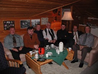 En glad gjeng i pausen. Fra venstre Harald Voktor, Arvid Bræck, Jan Torseter, Walther Andreassen, Skjalg Solum, John Solum og Ei