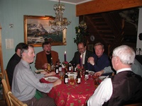 Verten i gang med en munter historie under middagen. Fra venstre rundt bordet Skjalg Solum, Eivind Løftingsmo, Arvid Bræck, John