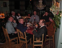 En god akevitt hører med til middagen som i år bestod av villsvin med tilbehør. Fra venstre rundt bordet harald Voktor, Walther 