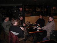 Kotspilling også på flyplassen før avreise hjem. Fra venstre Rolf Lehn, Almar Olsen, Geir Hansen, Terje Ingvaldsen, Olav Ellings