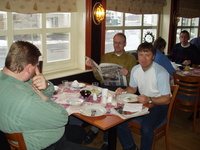 Uten mat og drikke... God frokost på hotell Aurora, fra venstre Stig Iversen, Almar Olsen og Olav Ellingsen