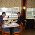 August Sigurdsson og Terje Ingvaldsen inntar en bedre frokost før ny dyst ved bridgebordet