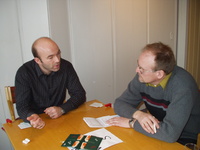 Robert Lehn og Almar Olsen diskuterer et meldingsforløp