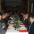 Middagsbordet dekket og medlemmene venter på serveringen