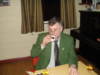 Arvid Bræck koser seg med kaffe og cognac 