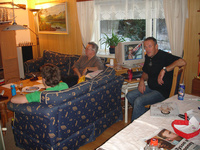 John ved PCen, Olav og Håkon slapper av i sofaen