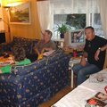 John ved PCen, Olav og Håkon slapper av i sofaen