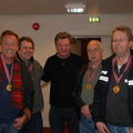 Vinnerlaget fra Narvik, Bj&oslash;rnar Olaussen, Olav Thoresen, Svein Munkvold og Roberth Langbakk. I midten turneringsansva